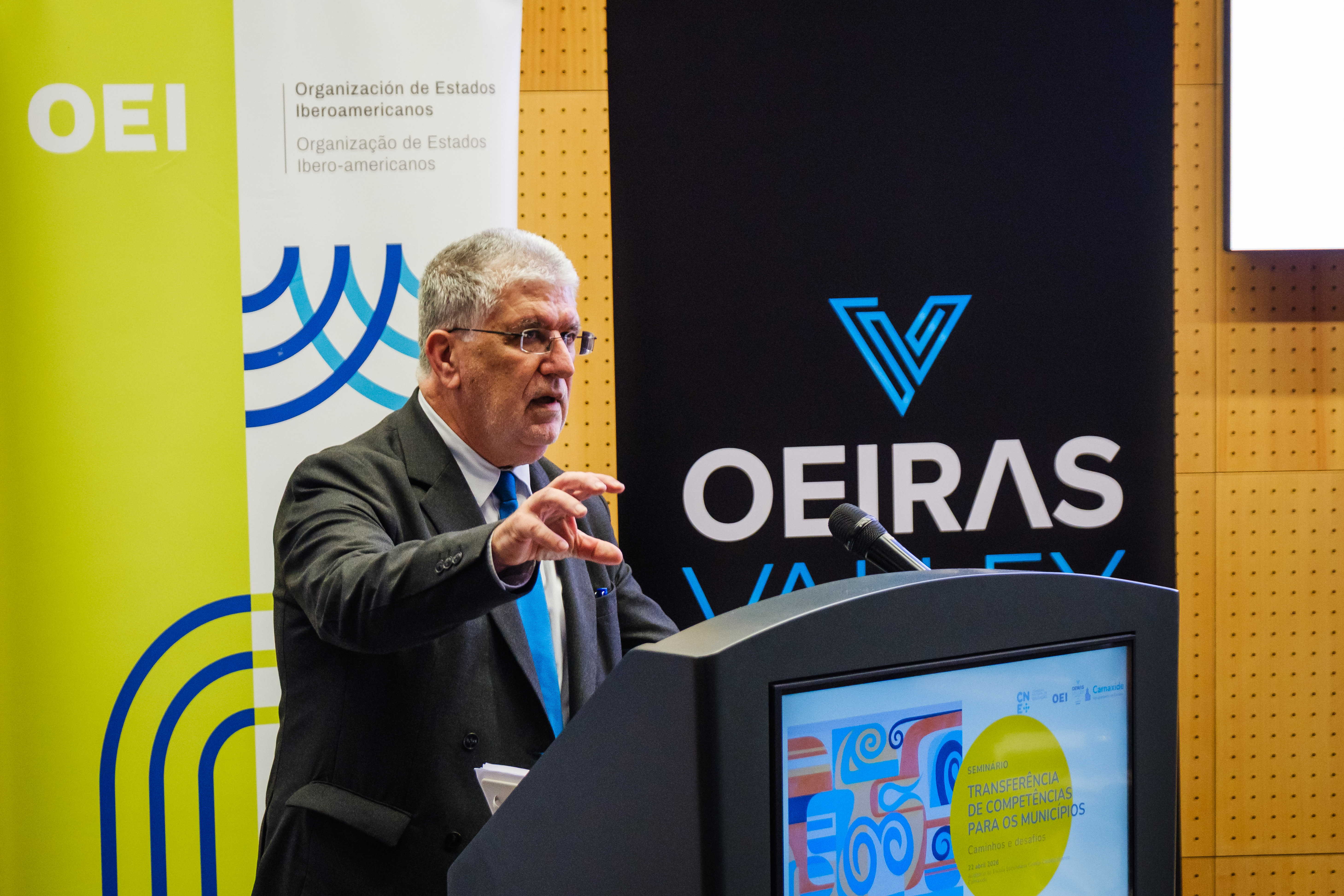 O Conselho Nacional de Educação, em parceria com o Escritório da Organização de Estados Ibero-americanos, a Câmara Municipal de Oeiras e o Agrupamento de Escolas de Carnaxide, promove o presente seminário no Concelho de Oeiras:Transferência de competências para os municípios: caminhos e desafios