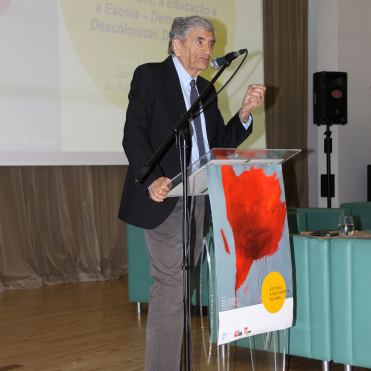 Conferência de Álvaro Laborinho Lúcio no Encontro EDA50: “O 25 de Abril, a Educação e a Escola – Democratizar, Descolonizar, Desenvolver”.