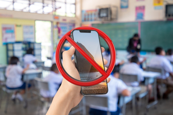 Telemóveis nas escolas: investigação defende restrições contextualizadas e educação digital